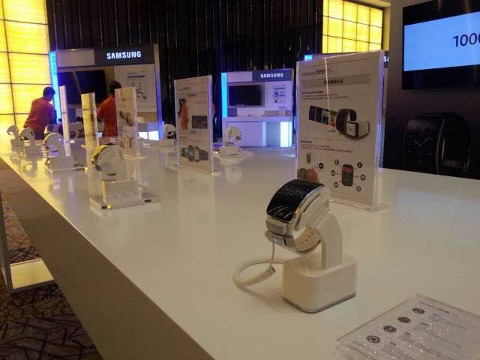 Samsung Gear S, running Tizen on display at the Tizen Developer Summit in Shanghai, October 2014. Samsung Gear S, running Tizen